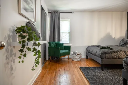 Sleeps 5, 3 Queen Beds, Centrally Located, Near Downtown KC & County Club Plaza