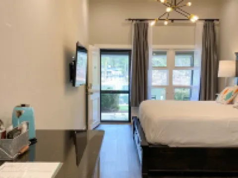 Lakefront Condo  Historic Flat Rock at Mill House Lodge Sleeps 2 Newly Renovated Hoteles en Flat Rock