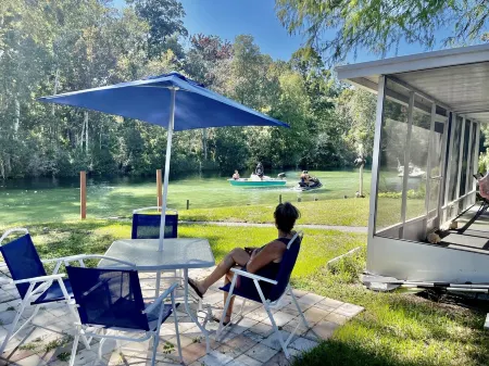 The Hidden Jim River Cottage -Kayaks & Canoe Отели в г. Уэки-Уочи-Гарденс