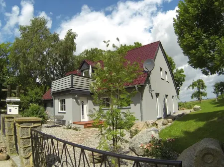 Enjoy Rügen in peace and quiet, great location for cycling tours, close to the water Отели в г. Позериц