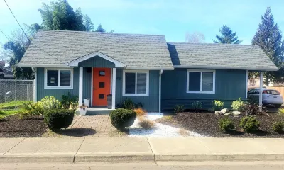 <br>~Keasington House, a Mid Century Gem in Hucrest.  2bdrm, 2bath Hôtels à proximité de : Umpqua Valley Liquor Outlet