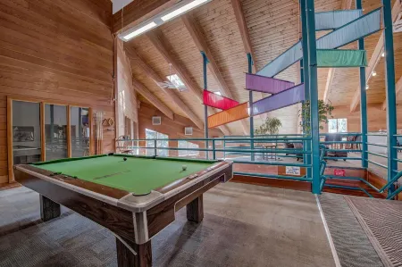 Silverthorne Condo with Mtn views, Pool & Hot tub