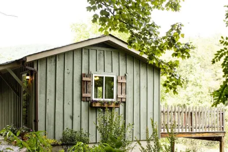 Enchanted Mountain Cottage on quaint farm with creek and opt. breakfast