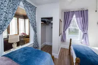 King Bed! Family-Friendly, Minutes from Holy Hill, Hiking+Skiing + Golf