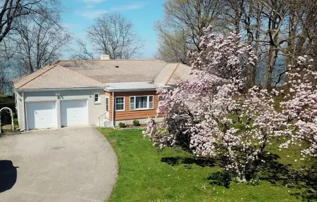 LUXURY WATERFRONT HOME w/PRIVATE BEACH w/BBQ PATIO