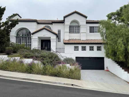 Large 6-bedroom house w/jacuzzi in lovely Monterey Park