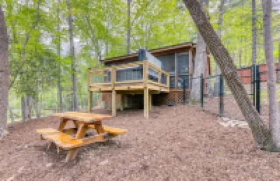 New Romantic Creekside Getaway with King Size Bed, Hot Tub & Pet Friendly
