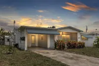 Coastal Cottage 8 min Drive to Downtown & Beaches! Pet Friendly