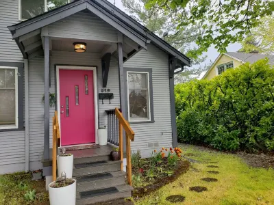 The Urban Boho Charmer with Private Backyard, BBQ & Hammock Hôtels à proximité de : Umpqua Valley Liquor Outlet