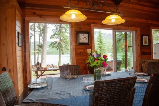 Mountain cabin just steps away from Ashley Lake