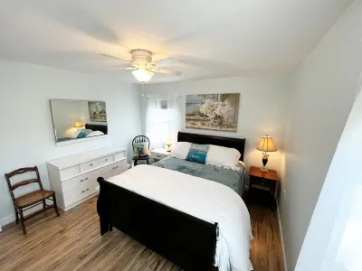 Parkside Cottage w/ Patio/BBQ - 20 min to beach