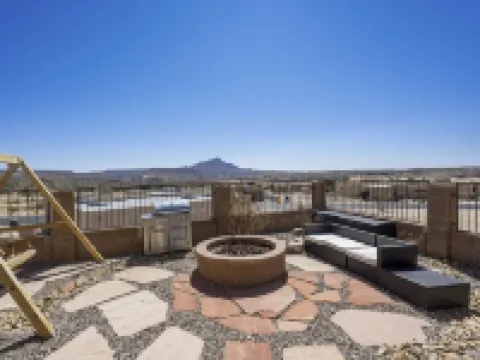 TURTLEBACK OASIS! Mins to Lake, Hot Springs & Golf 象山村酒店