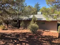 Luxe Serenity - Remodeled home walking distance from Chapel of the Holy Cross.