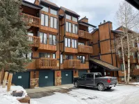 Cozy Ski-In / Walk-Out @ 4 O'Clock Lodge Hotels in Four O'Clock