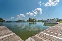 Lakeview Condo w/ Balcony+Pool Access, Sunrise View!