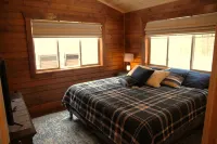 Brand NEW Cabin in the Pines w Private Lake