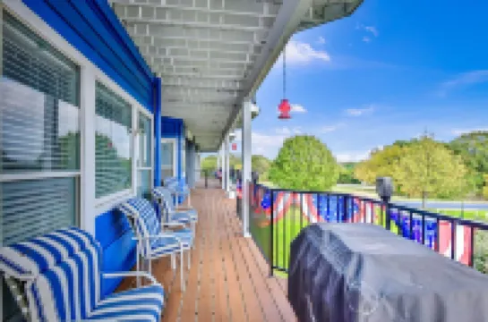 Dejablue Condo w/ pool on lake Texoma-Sleeps 8