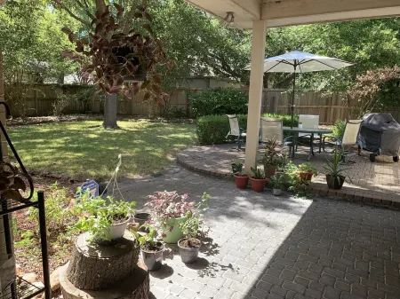 JOYFUL QUARTERS - BEAUTIFUL SPACIOUS 1 BEDRM APARTMENT