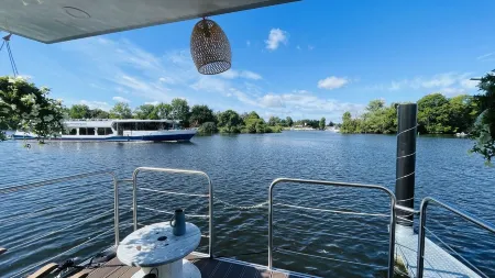 welcome on board - houseboat holidays in Hamburg Отели рядом с достопримечательностью «Billtalstadion»