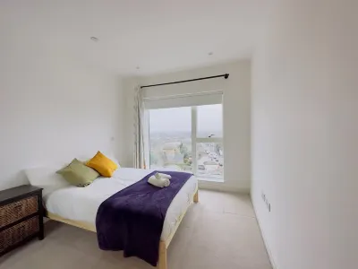 Luxurious London Apartment w/ Balcony & gym