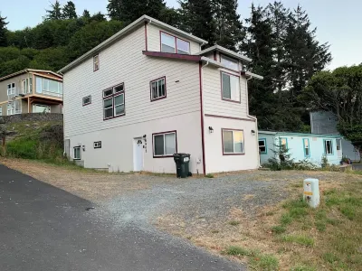 Cozy 3-bedroom house in amazing Rockaway Beach with WiFi Hotels near 4175 N Hwy 101