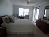 Wonderful location, mid-island! Short walk to beach, pier and island market.