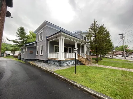 4-Bedroom Downtown Main St , great location! Отели в г. Олд Фордж