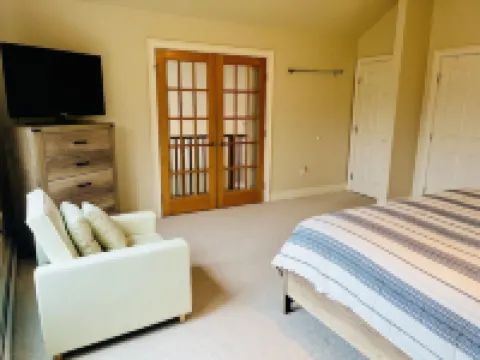 Relax by "The Water's Edge enjoy amazing views and year round fun! 6BR/3.5BA Hotels in Castleton