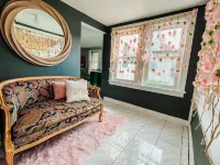 Pinky’s Cottage-central location,fullKitchen, fun theme!