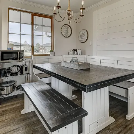 Farmhouse Cabin w/Game room in a Historic Gold Mine Town w/Mountain Views
