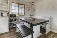 Farmhouse Cabin w/Game room in a Historic Gold Mine Town w/Mountain Views