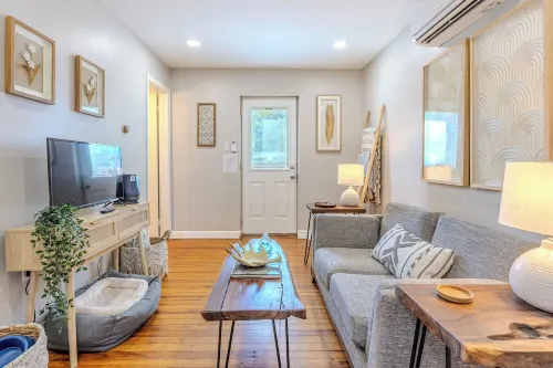 Cozy, dog-friendly, downtown