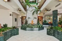 Luxury 2 bd 2 ba Beach Front - Top-Floor, Golf, pools, hot tub, walk to grocery Hotel a Daytona Beach Shores