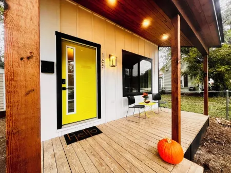 THE GREENROOM, FUNKY music themed tiny home, walking distance to downtown!