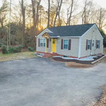 Immaculate Private Home w/Visiting Deer & Parking