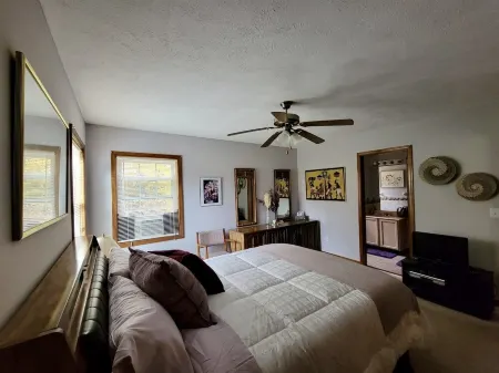 3-BR Mt. Pocono Getaway with Indoor fireplace on Serene Acreage