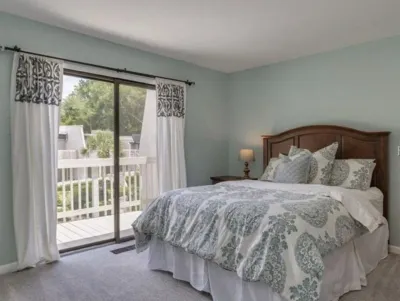 Elegant lagoon villa near ocean Shipyard Beach Access 주변 호텔