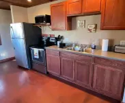 Waterfront 2 bed Cabin Suite w/ Fire-pit and patio!