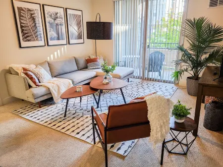 Modern Apt with Gym & Pool & Hot Tub. Perfect Location. Close to Ski Resorts!