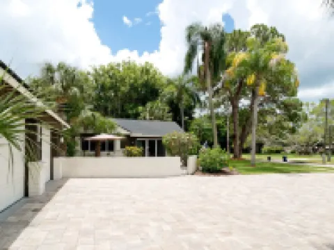 Heated Pool + Game Room + Sleeps 12 +12 Min Beach Hoteles en Whitfield