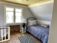 Restored 1909 2 Story Farmhouse minutes from Hamilton