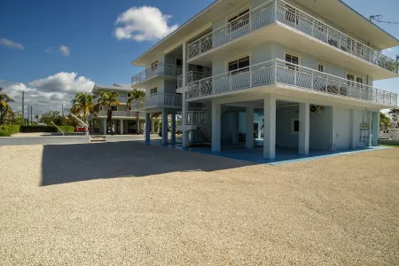 Jaw-dropping Canal View Key Largo Boat Slip, Bay Отели в г. Ки-Ларго