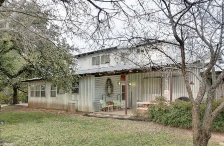 Secluded getaway, 2BR, near Fossil Rim, 900 acres, hiking, farm animals