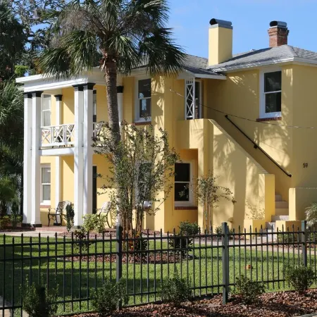 C2 Perfect location in historic city center, near beaches, patio, free parking!