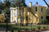 C2 Perfect location in historic city center, near beaches, patio, free parking!