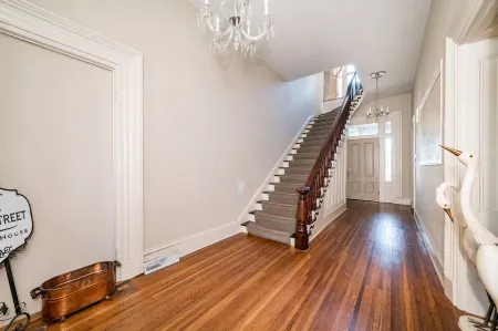 Historic Downtown Loft, Private Deck with View and outdoor Firepit Отели рядом с достопримечательностью «Академи Сентер оф Артс»