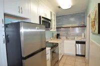 Isle Of Palms Condo, Steps Form The Ocean, Beach, Bars And Restaurants.
