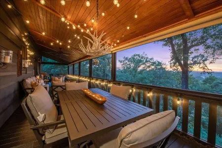 2 Master Suites w/view, Hot Tub, Media & game room, 5 minutes to downtown!