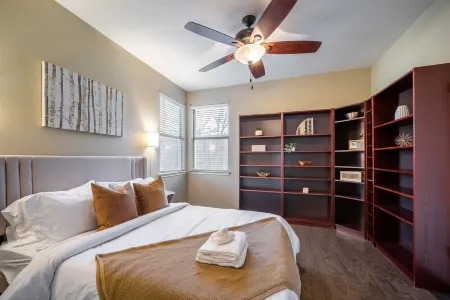 ATX Arcade, Theater, & Poolside Oasis! Pet & Kid Friendly!