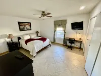 5 star resort pool,jet tub, out drshower,barbeque,fire pit,tv’s,amazing backyard